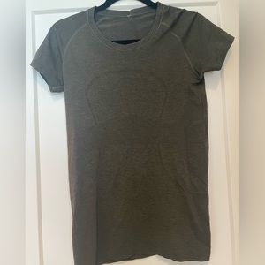 Lululemon dark green short sleeve shirt size 6